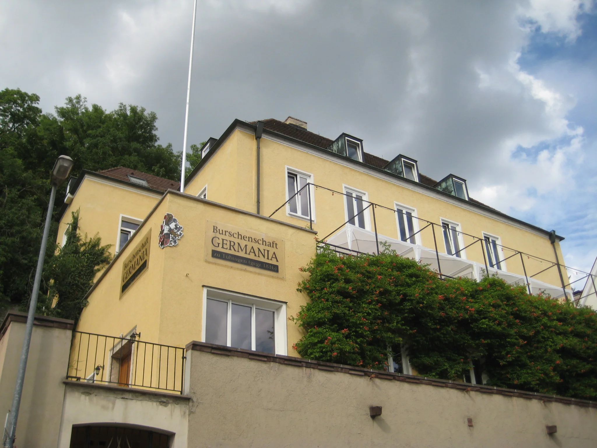 Das Haus der Germania Tübingen mit Terrasse und Blick auf die Fassade